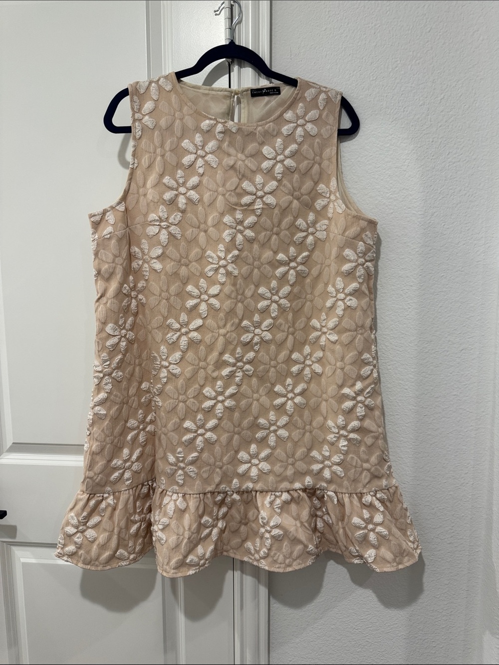 Emery Rose Beige Floral Embroidered Sleeveless Ruffle-Hem Dress